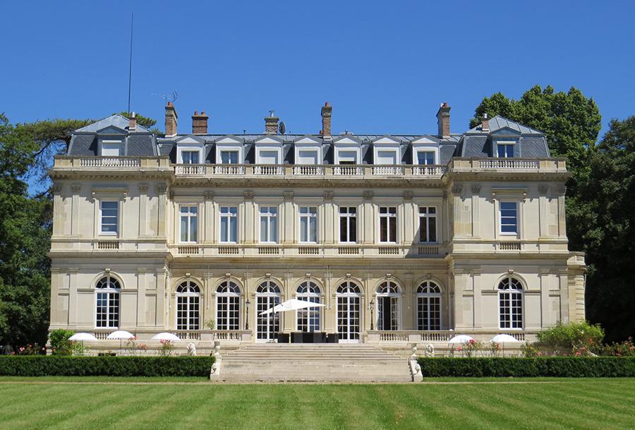 Chateau facade jardin